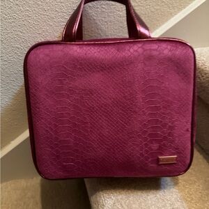 Makeup travel bag almost new great condition 
Stephanie johnson
